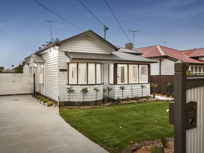 This house at 31 Powell Street, Reservoir, VIC, sold for $650K in 2010. And it’s back on the market. Will it continue the suburb trend and keep going up? Jason Murphy thinks so.