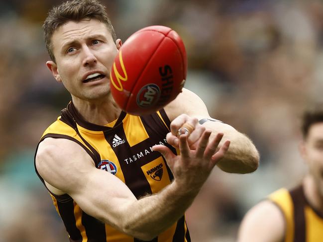 MELBOURNE, AUSTRALIA - AUGUST 14: Liam Shiels of the Hawks handballs during the round 22 AFL match between the Richmond Tigers and the Hawthorn Hawks at Melbourne Cricket Ground on August 14, 2022 in Melbourne, Australia. (Photo by Darrian Traynor/Getty Images)