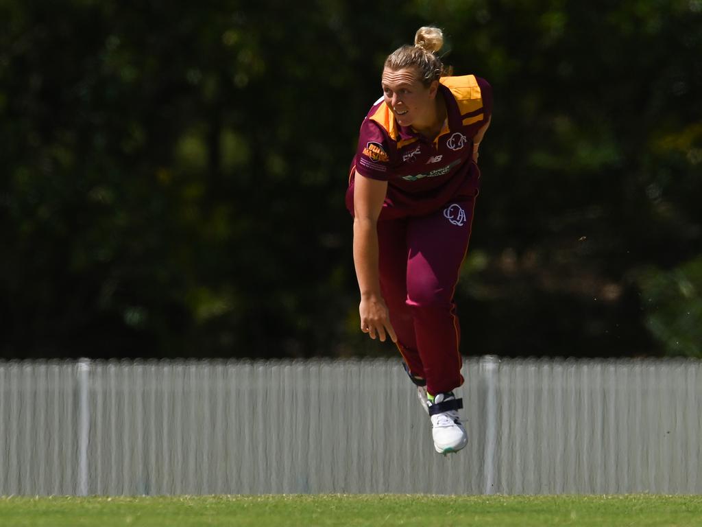 GOLD COAST, AUSTRALIA - OCTOBER 03: Nicola Hancock of Queensland bowls during the WNCL match between Queensland and the Australian Capital Territory at Bill Pippen Oval, on October 03, 2022, in Gold Coast, Australia. (Photo by Albert Perez/Getty Images)