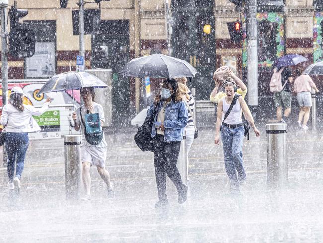 Heavy rain n Melbourne this afternoon.Picture by Wayne Taylor 8th November 2023