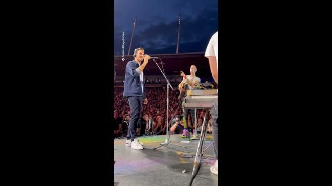 Roger Federer Performs with Coldplay