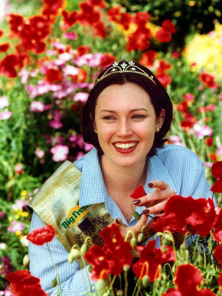 13 Sept 1999 PicDavid/Martinelli Toowoomba Carnival of Flowers Queen Prue Peters admiring the spectacular Ziser's prize winning garden. headshot beauty contests gardens gardening plants flowers blooms