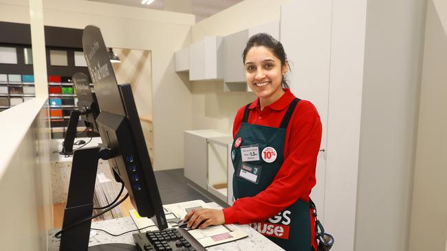 Amandeep Kaur in the kitchen department (AAP IMAGE / Angelo Velardo)