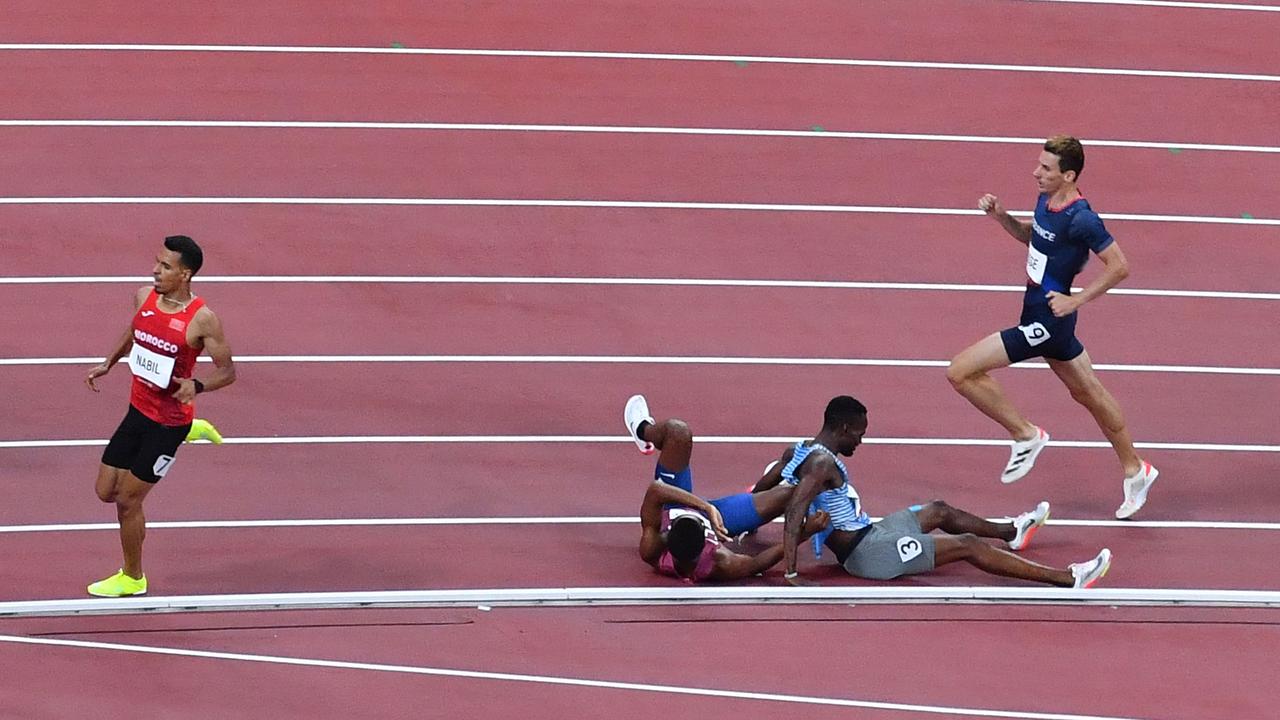 USA's Isaiah Jewett (L) and Botswana's Nijel Amos fell down. Picture: Antonin Thuillier / AFP)