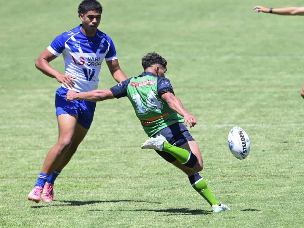 Darnell Thomas kicks downfield. Picture: Martin Ollman