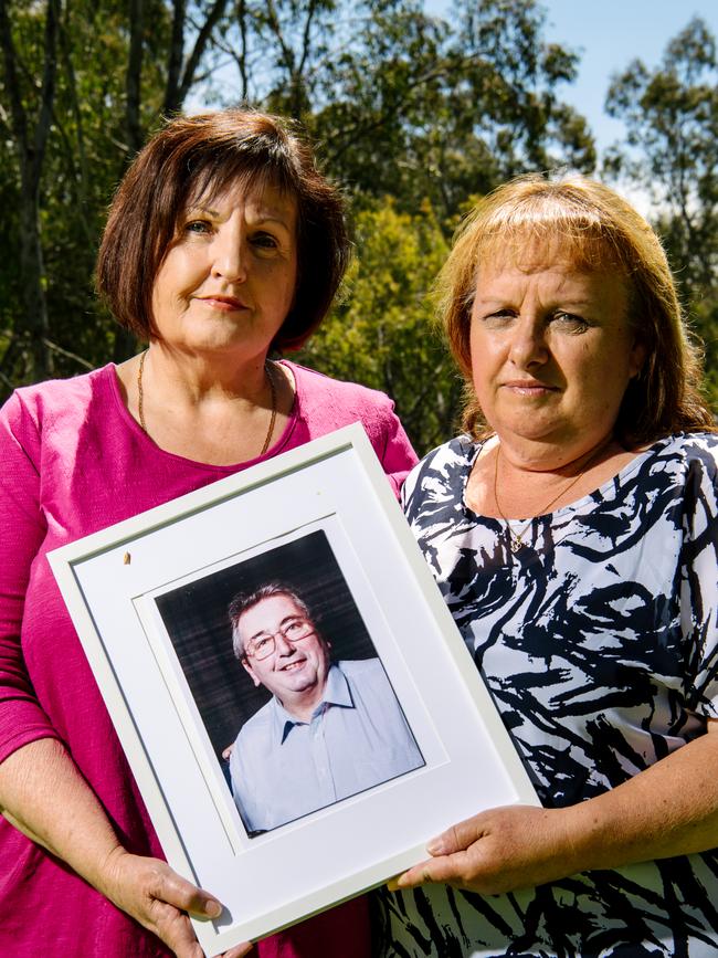 Carmel Schwartz and Sharon Howard with a photo of Peter Howard, December 11, 2021. Picture: The Advertiser / Morgan Sette