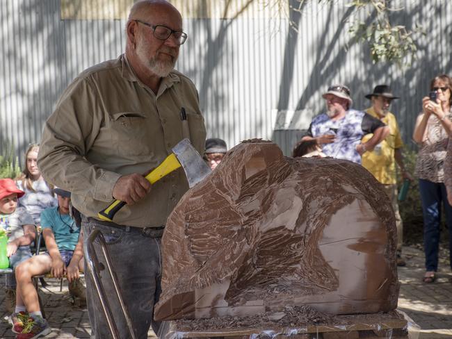 <s1>Sculptor Silvio Apponyi at work shaping the 120kg block of chocolate. </s1>