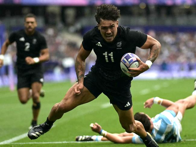 New Zealand's Moses Leo scores a try during the men's placing 5-8 rugby sevens match between New-Zealand and Argentina during the Paris 2024 Olympic Games at the Stade de France in Saint-Denis on July 27, 2024. (Photo by CARL DE SOUZA / AFP)