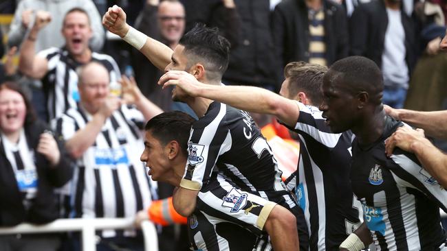 Newcastle United's Spanish striker Ayoze Perez (L) celebrates.