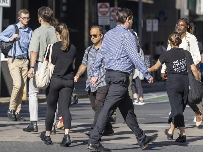 ADELAIDE, AUSTRALIA - NewsWire Photos December 22 2022:  Commuters and office workers going to work in Adelaide. Picture: NCA NewsWire / Kelly Barnes