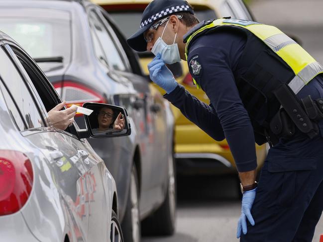 MELBOURNE, AUSTRALIA - NewsWire Photos SEPTEMBER 10, 2021:  Police stop vehicles and inspect drivers licenses at a vehicle checkpoint in Kilmore, Melbourne, Victoria. Picture: NCA NewsWire / Daniel Pockett