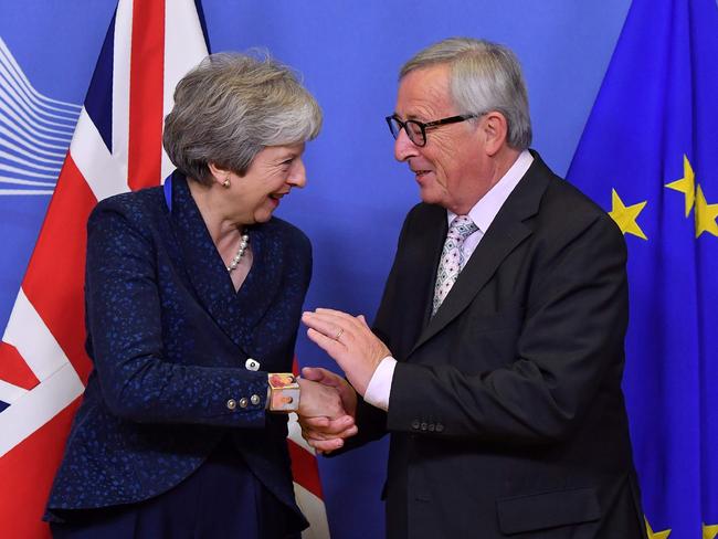 TOPSHOT - EU Commission President Jean-Claude Juncker shakes hands with Britain's Prime Minister Theresa May as she arrives for Brexit talks at the EU Headquarters in Brussels on November 24, 2018. - British Prime Minister May met with EU Commission President Juncker in Brussels on November 24, for final talks ahead of a crucial Brexit summit. The pair did not make any public statements before they went into their meeting, which comes ahead of a summit of all 28 European Union leaders on November 25. (Photo by EMMANUEL DUNAND / AFP)