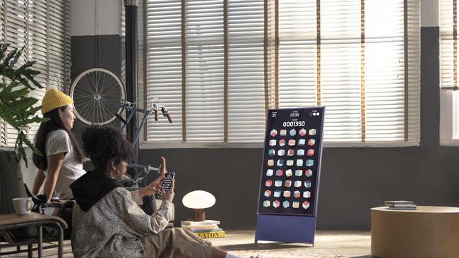 Samsung Sero TV can rotate to help you use social media displayed on your phone