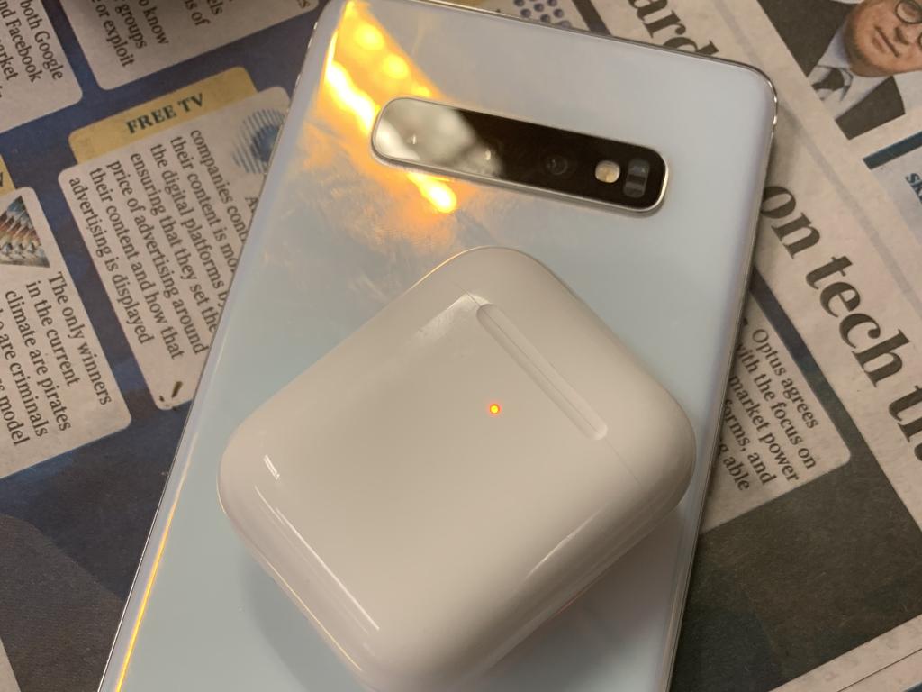 Airpods usb c. Зарядка аирподс 2. AIRPODS заряжается от кейса. AIRPODS Pro при зарядке. Аккумулятор для AIRPODS 2.