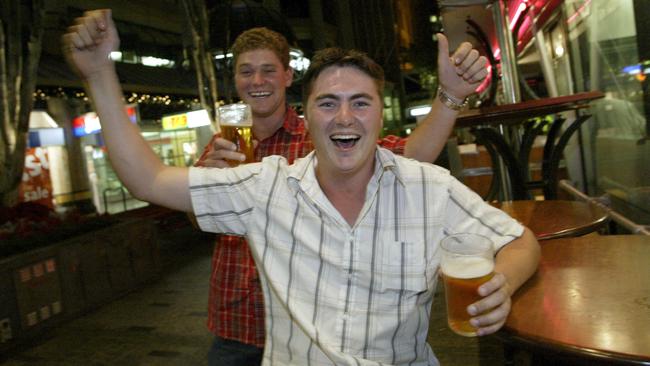 31 Dec 2003 - D/I - New Year's Eve in the Brisbane Queen St Mall. Matt Gracie (front) and David Brown enjoy a beer. PicAnnette/Dew