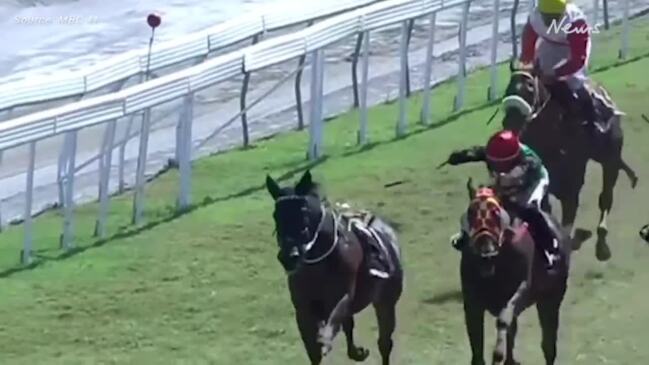 Jockey falls off horse in bizarre incident