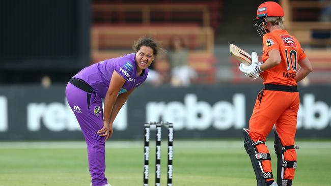 Belinda Vakarewa failed to complete her first over and had the leave the field injured. Picture: Jason McCawley/Getty