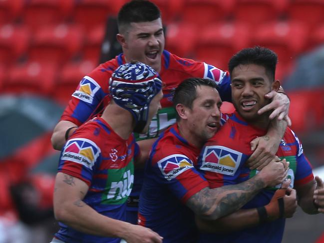 NEWCASTLE, AUSTRALIA - AUGUST 31: Hymel Hunt of the Newcastle Knights celebrates his try with team mates during the round 24 NRL match between the Newcastle Knights and the Gold Coast Titans at McDonald Jones Stadium on August 31, 2019 in Newcastle, Australia. (Photo by Ashley Feder/Getty Images)