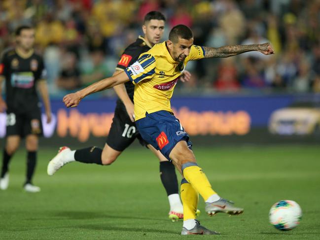GOSFORD, AUSTRALIA - OCTOBER 19: Milan Duric of the Central Coast Mariners attempts a shot at goal during the round two A-League match between the Central Coast Mariners and the Newcastle Jets at Central Coast Stadium on October 19, 2019 in Gosford, Australia. (Photo by Ashley Feder/Getty Images)