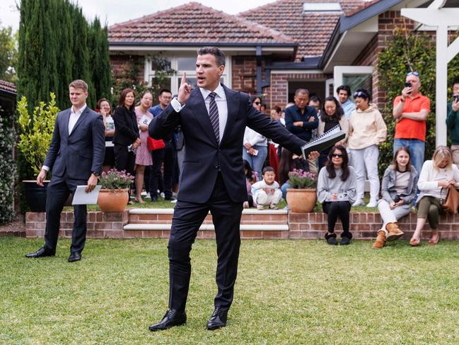 SYDNEY, AUSTRALIA - NewsWire Photos OCTOBER 28, 2023: Weeknd auction at 8 The Chase Rd, Turramurra. The house sold for 5,525,000 dollars, well over the reserve. The Auctioneer is Troy Malcolm. Picture: NCA NewsWire / David Swift