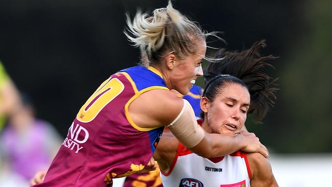 Kaitlyn Ashmore tackles Bulldog Nicole Callinan. Pic: Getty Images