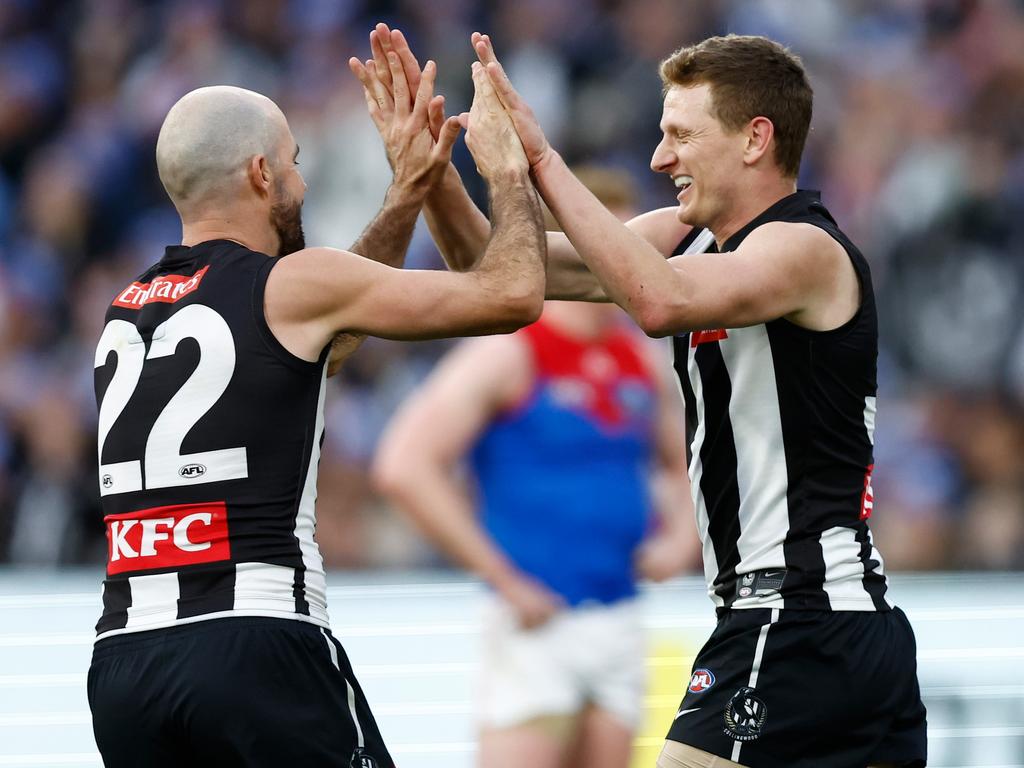 MELBOURNE, AUSTRALIA - JUNE 10: Steele Sidebottom (left) and Will Hoskin-Elliott of the Magpies celebrate during the 2024 AFL Round 13 match between the Collingwood Magpies and the Melbourne Demons at The Melbourne Cricket Ground on June 10, 2024 in Melbourne, Australia. (Photo by Michael Willson/AFL Photos via Getty Images)