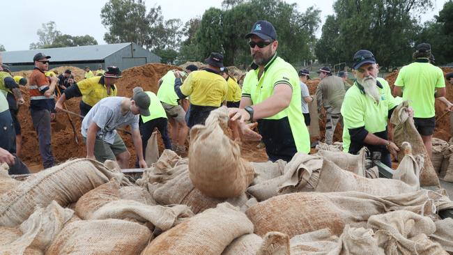 Rochester locals fill sand bags in preparation for possible flooding. Picture: David Crosling