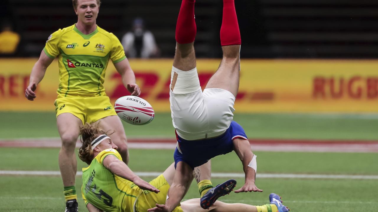 Australia has crashed out of the Vancouver 7s at the group stage, after losing to France and New Zealand.