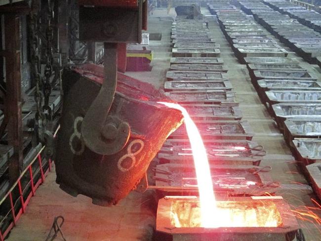 Molten nickel is poured at Nadezhda Metallurgical Plant of the Norilsk Nickel company in the Arctic city of Norilsk January 23, 2015. PHOTO: REUTERS