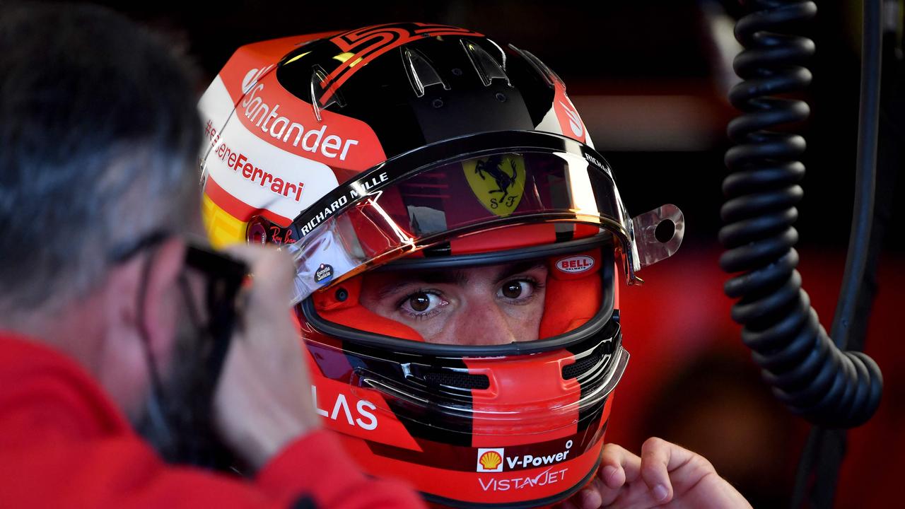Bintang Ferrari Carlos Sainz menggesek tim