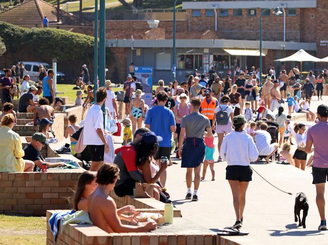 Warm weather brought crowds of people to Bronte Beach. Picture: NCA NewsWire / Nicholas Eagar