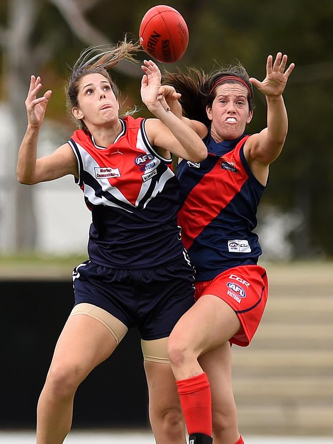 Pearces contests the ball for Darebin. Picture: David Smith.