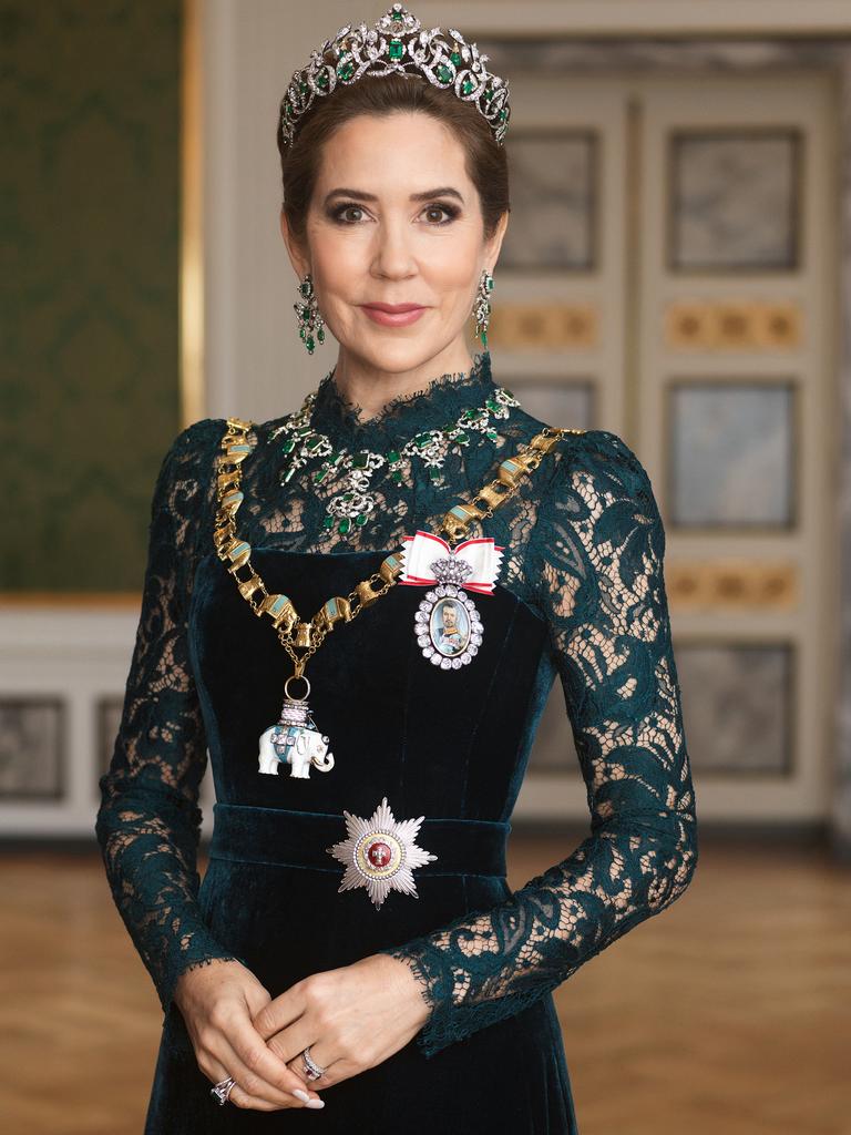 The first official gala portraits of Queen Mary and King Frederik X ...