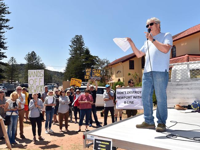 Peter Middleton addresses a large crowd of B-Line extension protesters gathered near the surf club at Newport in October 2017. Picture: Troy Snook.