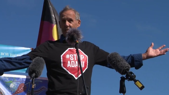 Paul Kelly and Bob Brown rally anti-Adani protesters