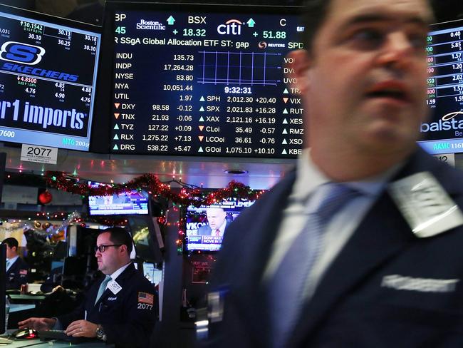 NEW YORK, NY - DECEMBER 21: Traders work on the floor of the New York Stock Exchange (NYSE) on December 21, 2015 in New York City. The Dow Jones industrial average was up over 100 points in morning trading following Friday's huge drop as the price of oil continued its yearly fall. Spencer Platt/Getty Images/AFP == FOR NEWSPAPERS, INTERNET, TELCOS & TELEVISION USE ONLY ==