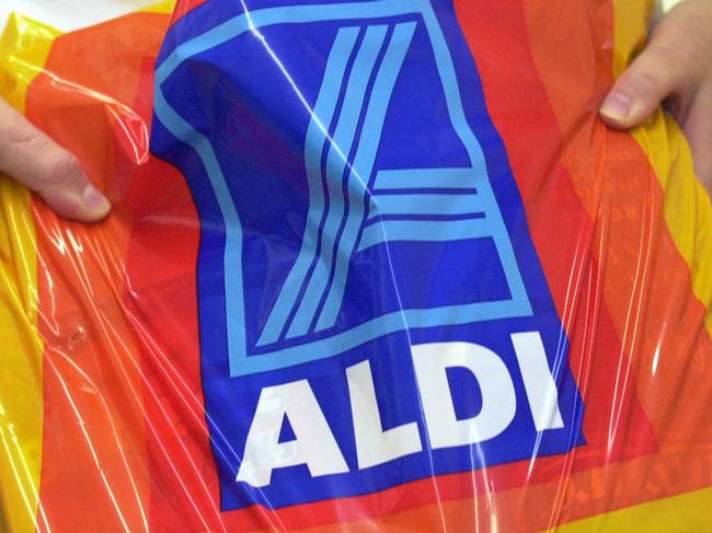 Jan 25, 2001 : Shoppers at new discount supermarket chain Aldi at Bankstown, PicKelly/Rohan. NSW / Shopping bags retail stores logo logos