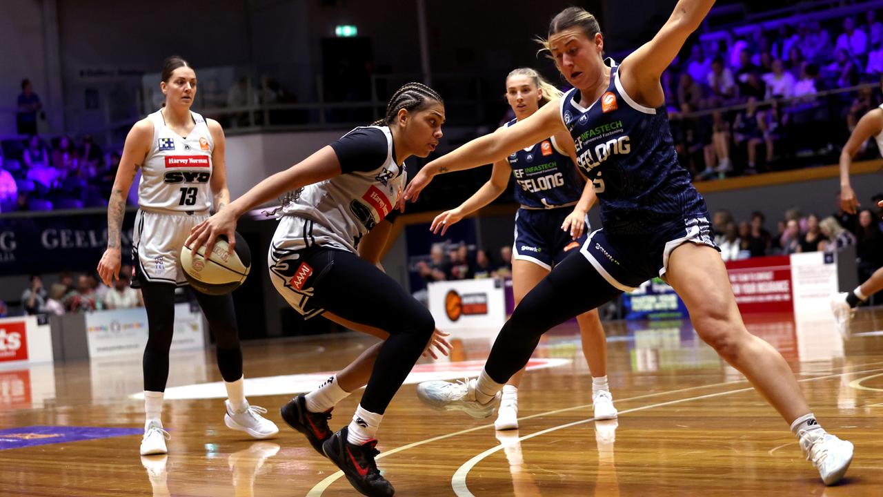 Sydney Flames’ Shaneice Swain handles the ball with ease. Picture: Kelly Defina/Getty Images