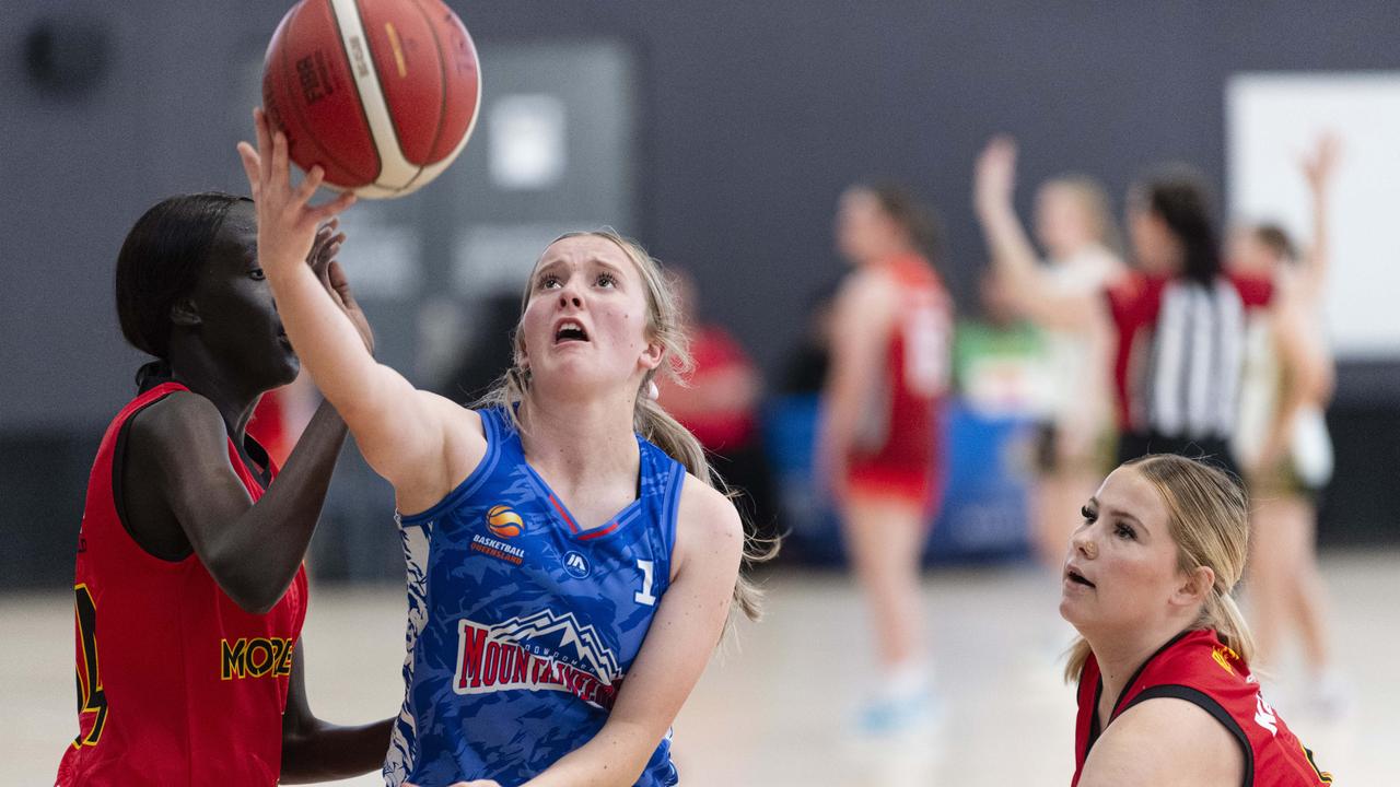 Millie Natalier (centre) of Toowoomba Mountaineers. Picture: Kevin Farmer