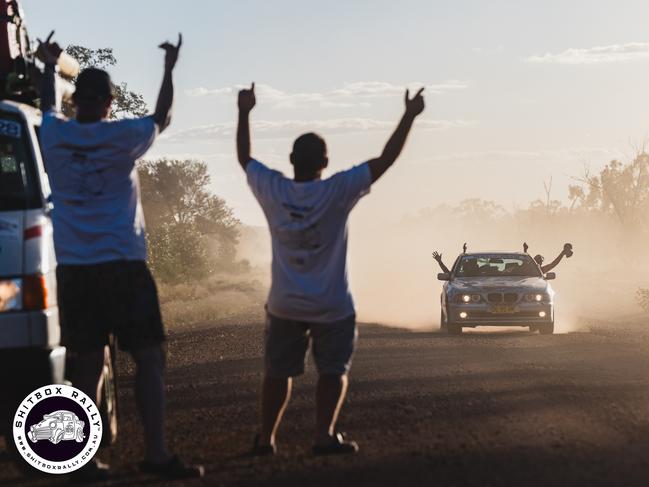 Day 4: Bourke to Mitchell — They’re nothing if not a supportive community. Photo: BOX RALLIES