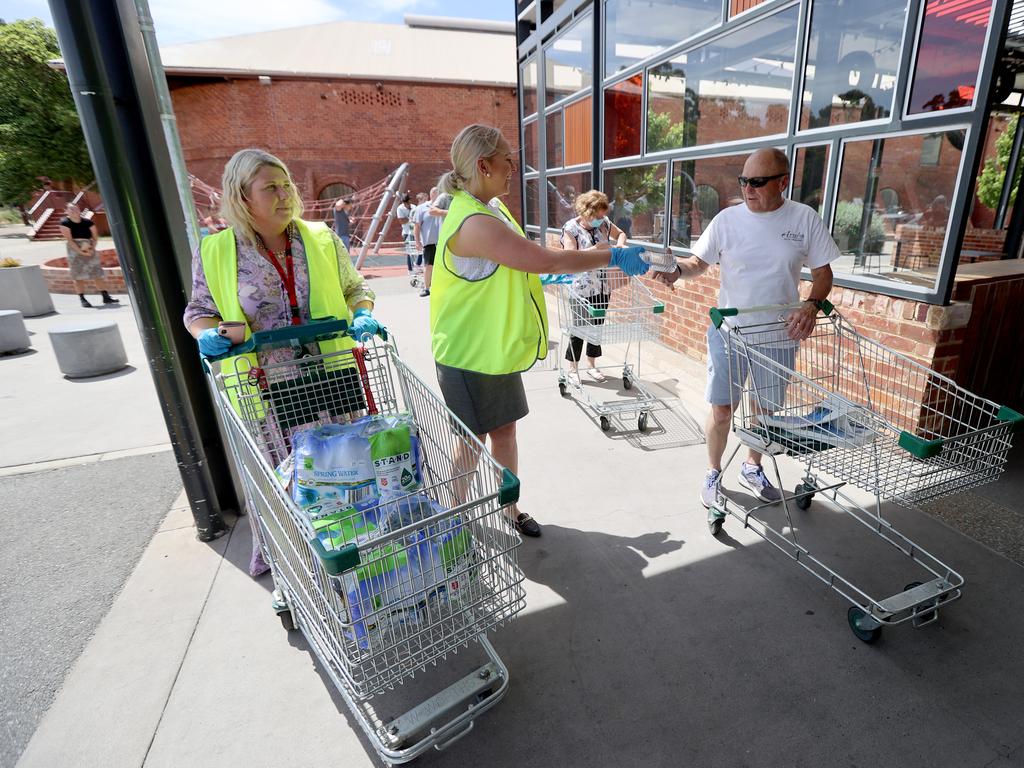 Brickworks Plaza management were handing out water to people queuing to go into Woolworths. Picture: Kelly Barnes/Getty Images