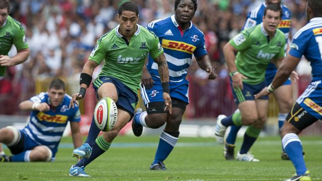 Highlanders halfback Aaron Smith kicks ahead for his own try against the Stormers at Newlands.
