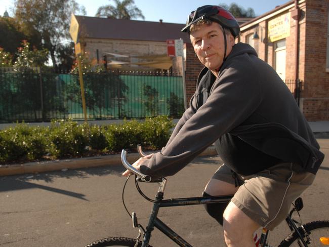 Former NSW Education Minister John Della Bosca leaves his mother's home in Leichhardt, Sydney on push bike heading towards the CBD, after losing his driver's licence in 2008.