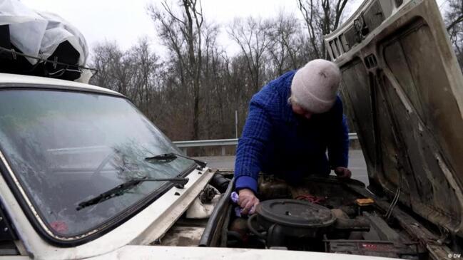 Ukraine: civilians flee Russian-occupied territory