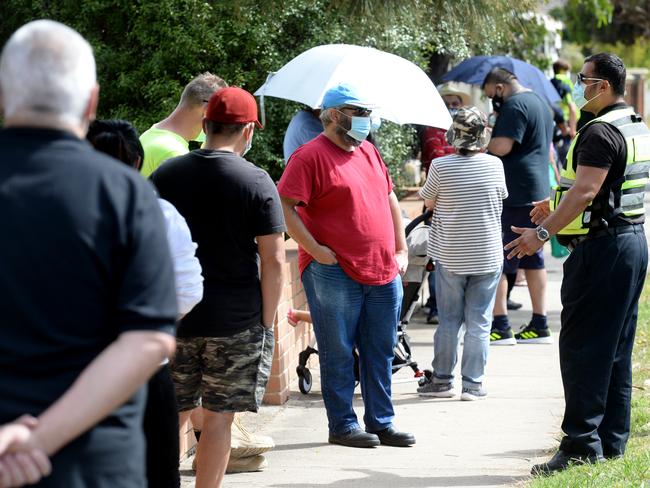 Melburnians flock to get tested after a hotel quarantine worker tested positive. Picture: Andrew Henshaw/NCA NewsWire