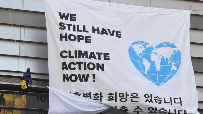 Greenpeace activists display a banner during an activity prior to a press conference of the Intergovernmental Panel for Climate Change (IPCC) at Songdo Convensia in Incheon. Photo: AFP