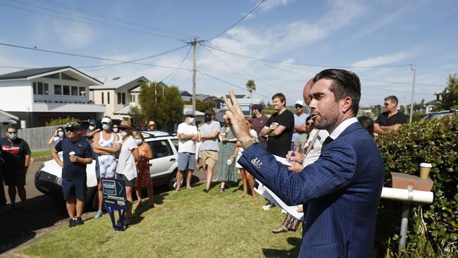 Auctioneer Eddy Piddington at a recent auction in North Curl Curl. Picture: Tim Hunter.