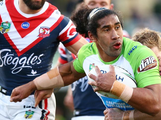 CANBERRA, AUSTRALIA - AUGUST 19:  Iosia Soliola of the Raiders looks for support during the round 23 NRL match between the Canberra Raiders and the Sydney Roosters at GIO Stadium on August 19, 2018 in Canberra, Australia.  (Photo by Mark Nolan/Getty Images)