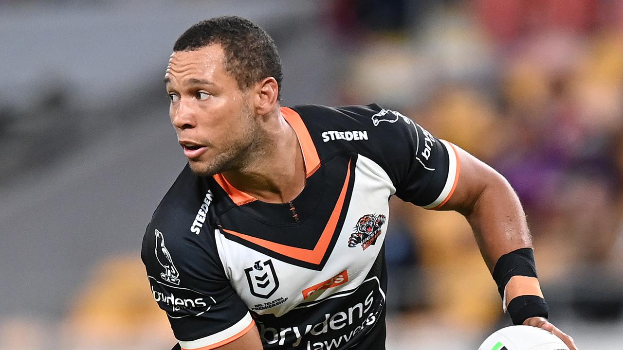 BRISBANE, AUSTRALIA - MAY 14: Moses Mbye of the Tigers offloads the ball during the round 10 NRL match between the Wests Tigers and the Newcastle Knights at Suncorp Stadium on May 14, 2021, in Brisbane, Australia. (Photo by Bradley Kanaris/Getty Images)
