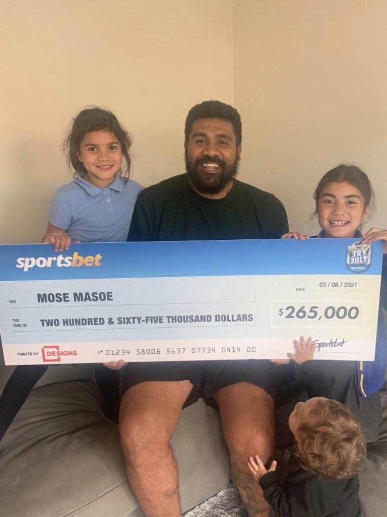 Mose Masoe and kids with the cheque from Sportsbet.